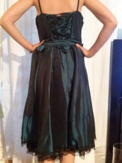 Robe Mi Longue à Bretelles En Satin Et Dentelle -Éclat Boutique 780303 robe mi longue a bretelles en satin et dentelle 5