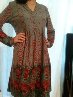 Robe Manches Longues Imprimée Gris Et Rouge -Éclat Boutique 780413 robe manches longues imprimee gris et rouge 3