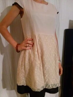 Robe Manches Courtes Le Bas En Dentelle Couleur Beige