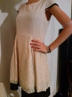 Robe Manches Courtes Le Bas En Dentelle Couleur Beige -Éclat Boutique 780462 robe manches courtes le bas en dentelle couleur beige 3