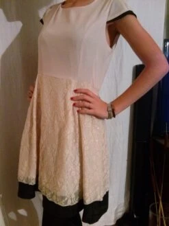 Robe Manches Courtes Le Bas En Dentelle Couleur Beige -Éclat Boutique 780462 robe manches courtes le bas en dentelle couleur beige 4