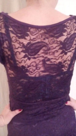 Robe En Dentelle Couleur Prune Longueur Sous Les Genoux -Éclat Boutique 780764 robe en dentelle couleur prune longueur sous les genoux 2