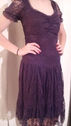 Robe En Dentelle Couleur Prune Longueur Sous Les Genoux -Éclat Boutique 780764 robe en dentelle couleur prune longueur sous les genoux 4