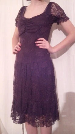 Robe En Dentelle Couleur Prune Longueur Sous Les Genoux -Éclat Boutique 780764 robe en dentelle couleur prune longueur sous les genoux 5