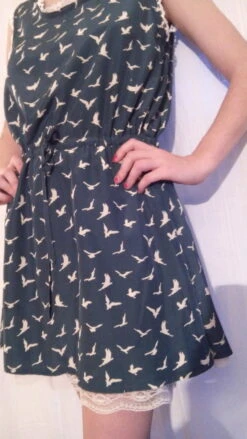 Robe Courte En Satin Et Dentelle Couleur Verte -Éclat Boutique 780821 robe courte en satin et dentelle couleur verte 3