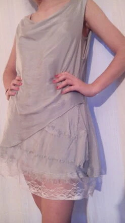 Robe Courte,soie Et Dentelle,couleur Gris Perle,vêtements Femme,vêtements Fille,cadeau Femme,cadeau Fille,robe Grise,sans Manches,col Rond