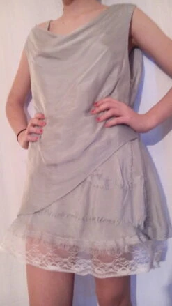 Robe Courte,soie Et Dentelle,couleur Gris Perle,vêtements Femme,vêtements Fille,cadeau Femme,cadeau Fille,robe Grise,sans Manches,col Rond -Éclat Boutique 780824 robe en pure soie et dentelle couleur perle 3