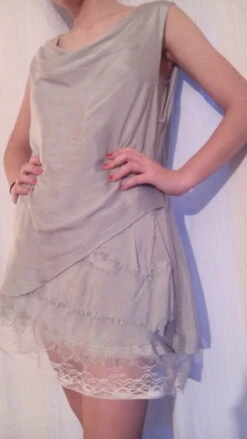 Robe Courte,soie Et Dentelle,couleur Gris Perle,vêtements Femme,vêtements Fille,cadeau Femme,cadeau Fille,robe Grise,sans Manches,col Rond -Éclat Boutique 780824 robe en pure soie et dentelle couleur perle 4