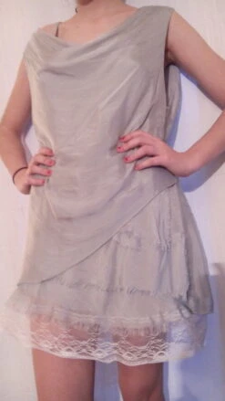 Robe Courte,soie Et Dentelle,couleur Gris Perle,vêtements Femme,vêtements Fille,cadeau Femme,cadeau Fille,robe Grise,sans Manches,col Rond -Éclat Boutique 780824 robe en pure soie et dentelle couleur perle 5