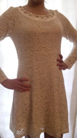 Robe Manches Longues En Dentelle Couleur Beige -Éclat Boutique 780881 robe manches longues en dentelle couleur beige 3