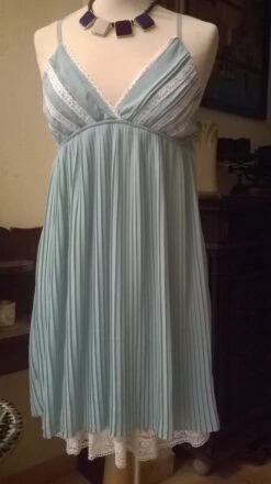 Robe Courte à Bretelles Le Bas Plissé Couleur Bleu