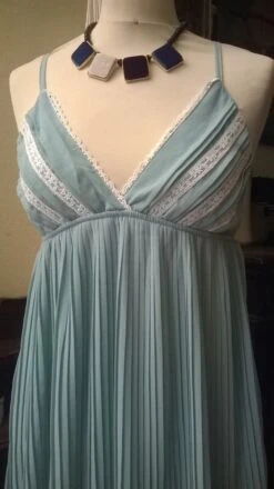 Robe Courte à Bretelles Le Bas Plissé Couleur Bleu -Éclat Boutique 781010 robe courte a bretelles le bas plisse couleur bleu 4