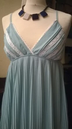 Robe Courte à Bretelles Le Bas Plissé Couleur Bleu -Éclat Boutique 781010 robe courte a bretelles le bas plisse couleur bleu 5