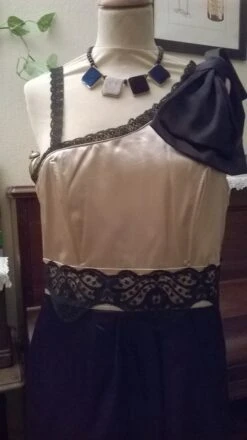 Robe Courte En Satin Beige Et Noir -Éclat Boutique 781109 robe courte en satin beige et noir 4