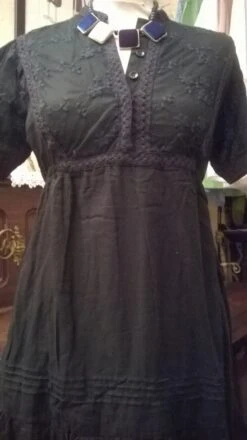 Robe Courte En Coton Et Dentelle Noire -Éclat Boutique 781111 robe courte en coton et dentelle noire 3