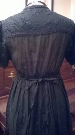 Robe Courte En Coton Et Dentelle Noire -Éclat Boutique 781111 robe courte en coton et dentelle noire 4