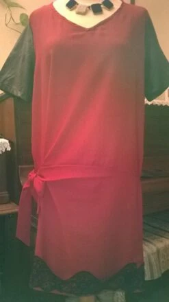 Robe Manches Courtes En Crêpe Rouge Et Dentelle Noire