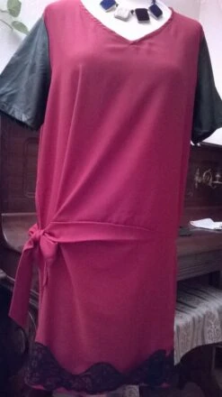 Robe Manches Courtes En Crêpe Rouge Et Dentelle Noire -Éclat Boutique 781118 robe manches courtes en crepe rouge et dentelle noire 3