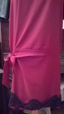 Robe Manches Courtes En Crêpe Rouge Et Dentelle Noire -Éclat Boutique 781118 robe manches courtes en crepe rouge et dentelle noire 5