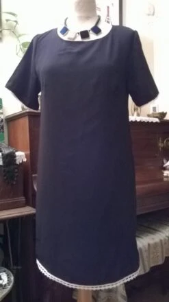 Robe Manches Courtes En Crêpe Noire Et Dentelle Blanche