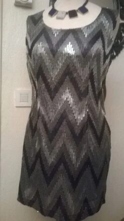 Robe Courte De Soirée à Paillettes Motif Zig-zague -Éclat Boutique 781155 robe courte de soiree a paillettes motif zig zague 3
