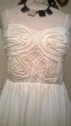 Robe Courte à Brettelles En Mousseline Et Dentelle Couleur Crème