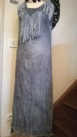 Robe Longue En Mousseline De Soie Froissé De Couleur Gris -Éclat Boutique 781535 robe longue en mousseline de soie froisse de couleur gris 3