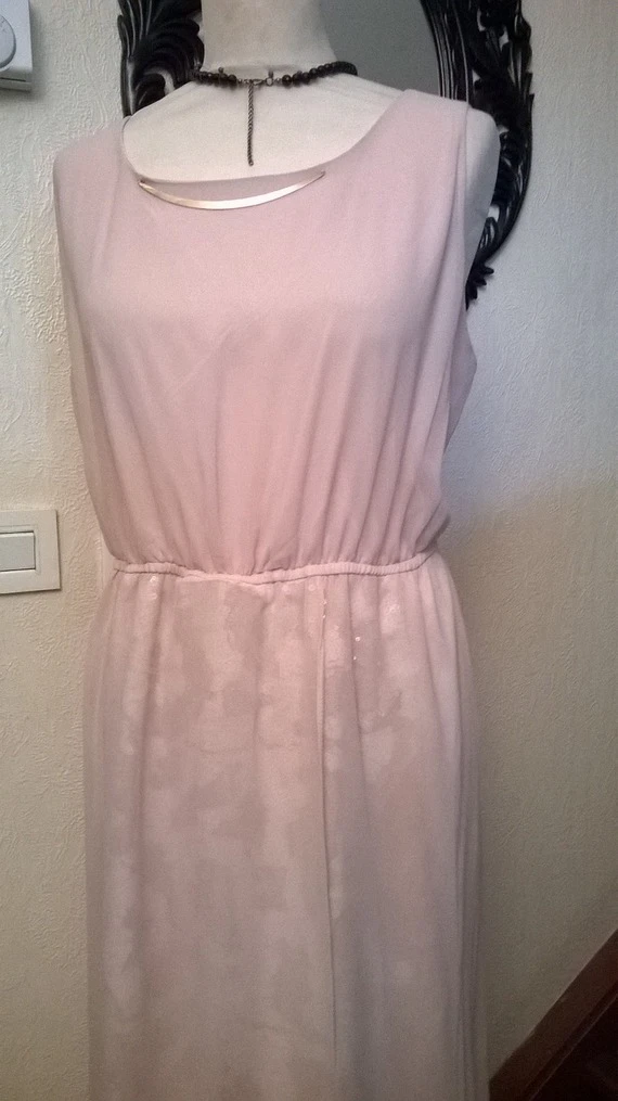 Robe Longue En Mousseline Et Paillettes De Couleur Rose Poudré 1 Robe Longue En Mousseline Et Paillettes De Couleur Rose Poudré