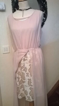 Robe Longue En Mousseline Et Paillettes De Couleur Rose Poudré 6 Robe Longue En Mousseline Et Paillettes De Couleur Rose Poudré -Éclat Boutique 781537 robe longue en mousseline et paillettes de couleur rose po 3