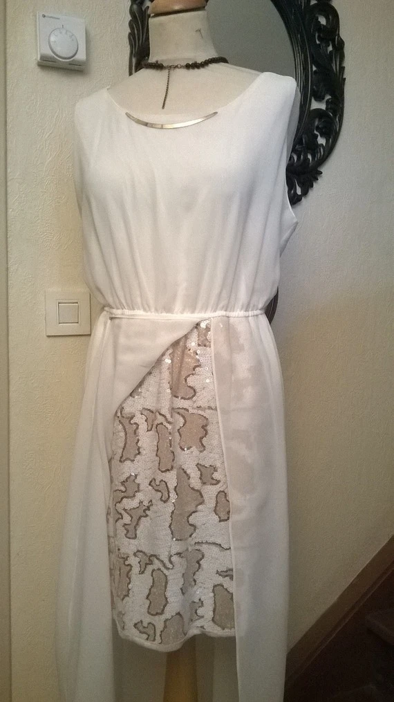 Robe Longue En Mousseline Et Paillettes De Couleur Blanche 1 Robe Longue En Mousseline Et Paillettes De Couleur Blanche