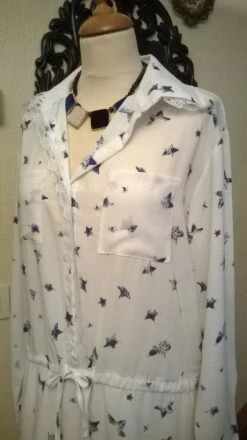 Robe Manches Longues En Viscose Et Dentelle Couleur Blanc Et Bleu -Éclat Boutique 781647 robe manches longues en viscose et dentelle couleur blanc et 3