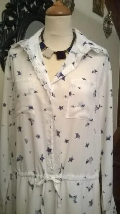 Robe Manches Longues En Viscose Et Dentelle Couleur Blanc Et Bleu -Éclat Boutique 781647 robe manches longues en viscose et dentelle couleur blanc et 4