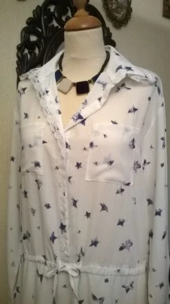 Robe Manches Longues En Viscose Et Dentelle Couleur Blanc Et Bleu -Éclat Boutique 781647 robe manches longues en viscose et dentelle couleur blanc et 5