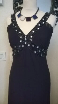 Robe Mi Longue De Couleur Noir -Éclat Boutique 781710 robe mi longue de couleur noir 3