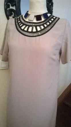 Robe Courte De Couleur Beige Et Noir