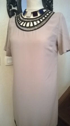 Robe Courte De Couleur Beige Et Noir -Éclat Boutique 781713 robe courte de couleur beige et noir 3