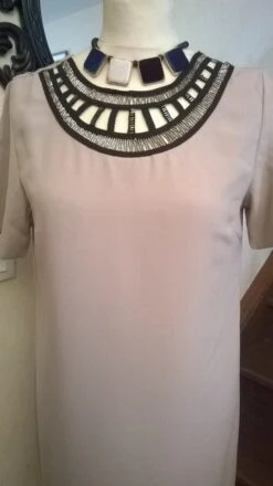 Robe Courte De Couleur Beige Et Noir -Éclat Boutique 781713 robe courte de couleur beige et noir 4