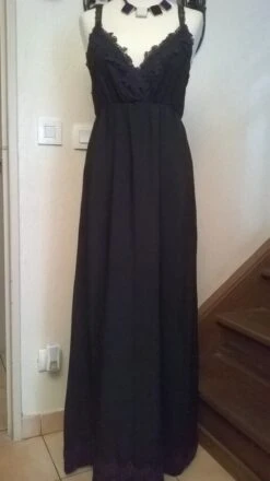 Robe Longue à Brettelles De Couleur Noir -Éclat Boutique 781715 robe longue a brettelles de couleur noir 3