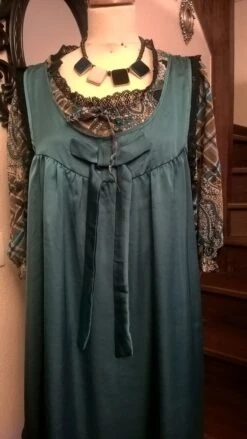 Ensemble Robe En Satin Bleu Canard Et Blouse En Mousseline Imprimée -Éclat Boutique 781964 ensemble robe en satin bleu canard et blouse en mousseline i 3