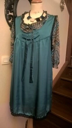 Ensemble Robe En Satin Bleu Canard Et Blouse En Mousseline Imprimée -Éclat Boutique 781964 ensemble robe en satin bleu canard et blouse en mousseline i 4