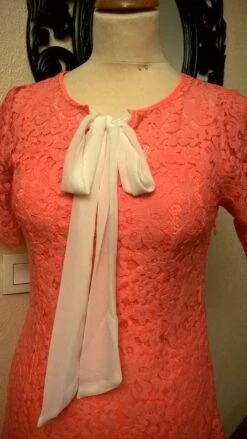 Robe Courte En Dentelle De Couleur Fuchsia