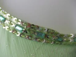 Robe D'étè Grande Taille En Mousseline Vert Trées Fluide Taille 42/44 Longueur 105 Cm.