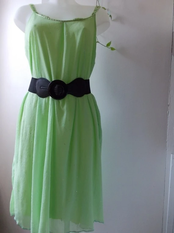 Robe D'étè Grande Taille En Mousseline Vert Trées Fluide Taille 42/44 Longueur 105 Cm. 2 Robe D'étè Grande Taille En Mousseline Vert Trées Fluide Taille 42/44 Longueur 105 Cm. – Image 2