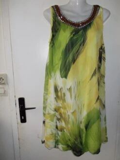 Robe Tunique Trés Evasée En Mousseline,encolure Ronde Avec Des Pierres Marrons Taille 42/44 Longueur 93 Cm.