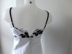Robe D'étè Mi Longue,en Coton,blanc Et Noir,bustier Imprimé De Fleurs De Tréfle Noires -Éclat Boutique 827316 robe d ete mi longue en coton blanc et noir bustier imp 4