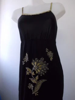 Robe Bustier Courte En Jersey Noir Broderie Fleurs Dorées Et Blanches Taille 38/40 Longueur De 89 Cm.