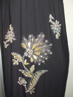 Robe Bustier Courte En Jersey Noir Broderie Fleurs Dorées Et Blanches Taille 38/40 Longueur De 89 Cm. -Éclat Boutique 827335 robe bustier courte en jersey noir broderie fleurs dorees 3