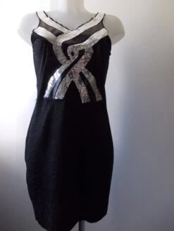 Robe De Soirée Mi Longue En Jersey Noir Encolure En Plastron Argenté