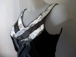 Robe De Soirée Mi Longue En Jersey Noir Encolure En Plastron Argenté -Éclat Boutique 827438 robe de soiree mi longue en jersey noir encolure en plastro 3