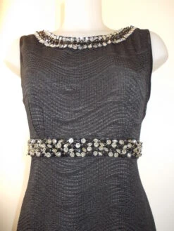 Robe De Soirée En Jersey Noir,encolure En Pierres Brillantes Taille 40/42.